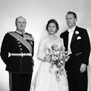 Brudeparet sammen med Kong Olav V. Foto: Stage / NTB / Scanpix
